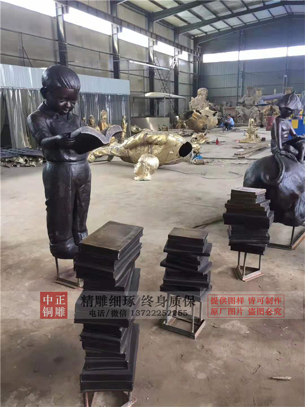 校園人物雕塑.jpg 校園人物雕塑.jpg