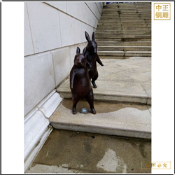 鑄銅關(guān)公 兩只小兔子下臺階雕塑