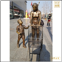 鑄銅關公 室外商場門前推購物車銅雕塑