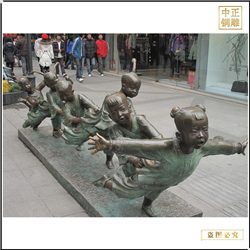 鑄銅關(guān)公 玩老鷹捉小雞人物雕塑