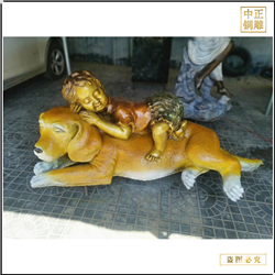 鑄銅關(guān)公 小孩爬狗身上睡覺雕塑